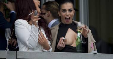 Fără rușine: fotbaliști surprinși urinând pe balcon / GALERIE FOTO - 7