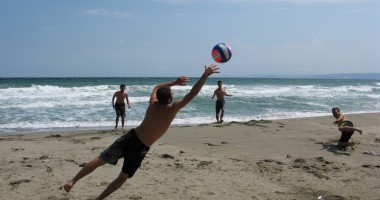 Stire din Diverse : Campionat de fotbal pe nisip pentru turiști