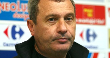 Stire din Sport : Fotbal / Mircea Rednic, huiduit de proprii suporteri la meciul cu Viitorul, vezi ce a declarat la final