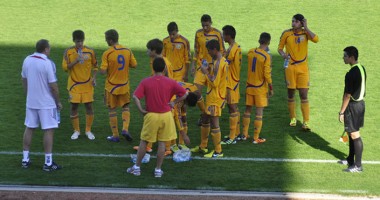 Stire din Sport : Fotbal / România U16 a pierdut cu 1-10 în fața Germaniei. Șase jucători de la Academia Hagi au fost titulari