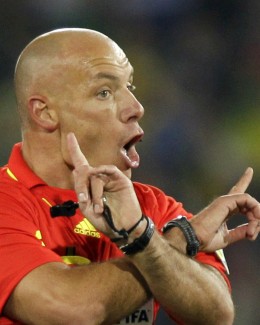 Stire din Sport : România - Turcia va fi arbitrată de Howard Webb