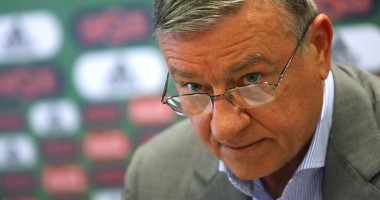 Stire din Sport : Mesaj către arbitri: "Nu mai tratați fotbaliștii și antrenorii cu sictir!"