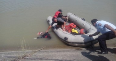 Stire din Eveniment : Mașină descoperită într-un canal, cu tot cu șofer