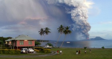 Stire din Actualitate : Erupția unui vulcan, surprinsă de un turist! VIDEO