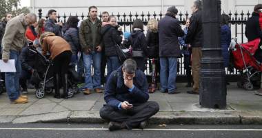Un nou pretext să ne atace. Fotografii cu mii de români stând la cozi să voteze, probe ale migrației uriașe în Marea Britanie - 2