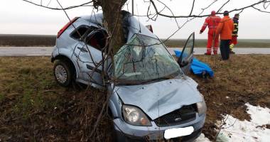 Stire din Eveniment : Accident rutier grav în județul Constanța. O tânără a murit după ce s-a izbit cu mașina într-un copac de pe marginea drumului