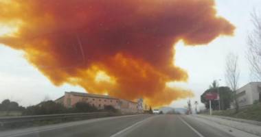 Galerie FOTO. Explozie la o uzină chimică de lângă Barcelona. UN NOR TOXIC AMENINȚĂ ORAȘUL. 60000 de oameni, sfătuiți să stea în casă. Ieșirile pe autostradă, închise - 2