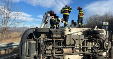 Stire din Eveniment : Un bărbat şi o fetiţă, transportaţi la spital în urma unui accident