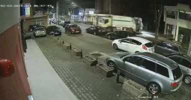 Stire din Eveniment :  Imagini INCREDIBILE! Momentul în care autospeciala de gunoi face praf cinci maşini parcate și un copac