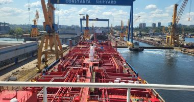 FOTO. Elevi din toată țara au vizitat Șantierul Naval Constanța și au învăţat cum se lucrează pe o navă - 17