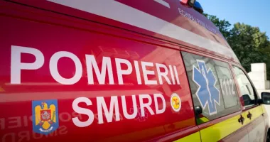 Stire din Eveniment : Mașină în râu după un accident violent. Tânăr de 23 de ani, rănit și transportat la spital