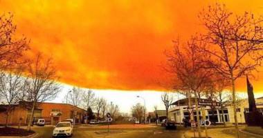 Galerie FOTO. Explozie la o uzină chimică de lângă Barcelona. UN NOR TOXIC AMENINȚĂ ORAȘUL. 60000 de oameni, sfătuiți să stea în casă. Ieșirile pe autostradă, închise - 3