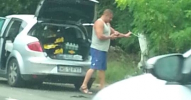 "Hai să facem celebru un gunoi!"- NESIMȚIRE FĂRĂ LIMITE. Un turist își golește portbagajul de mizerii, între Costinești și Tuzla / Imaginile zilei - 2