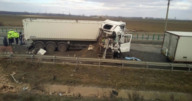FOTO - VIDEO. GRAV ACCIDENT RUTIER SPRE CONSTANȚA, între două TIR-uri și o dubă. Unul dintre șoferi A MURIT - 2