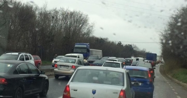 Galerie foto-video. ACCIDENT RUTIER LA CONSTANȚA / Două mașini, suspendate pe parapetul dintre Lazu și Agigea - 5