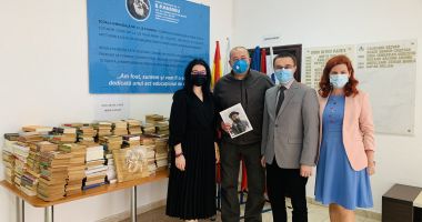 Stire din Cultură-Educație : Şcoala nr. 12 a primit în dar 800 de volume de beletristică