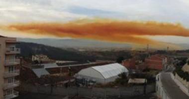 Galerie FOTO. Explozie la o uzină chimică de lângă Barcelona. UN NOR TOXIC AMENINȚĂ ORAȘUL. 60000 de oameni, sfătuiți să stea în casă. Ieșirile pe autostradă, închise - 4