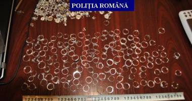 Galerie foto. Captură a polițiștilor: mii de parfumuri și kilograme de bijuterii din aur aduse din Turcia - 2
