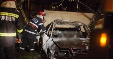 Stire din Eveniment : A FOST GĂSIT ȘOFERUL FUGAR, în mașina căruia au fost descoperite două cadavre carbonizate
