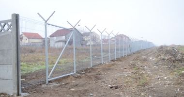 Stire din Social : GALERIE FOTO / Vă place cum arată Constanța? Soluția Armatei: garduri de beton și sârmă ghimpată sub nas, în civilizația lui 2018
