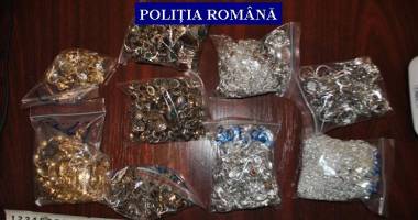 Galerie foto. Captură a polițiștilor: mii de parfumuri și kilograme de bijuterii din aur aduse din Turcia - 6