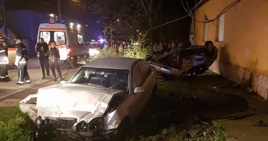 Stire din Eveniment : ACCIDENT GRAV. Trei persoane au fost rănite, după ce o mașină s-a răsturnat