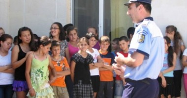 Stire din Eveniment : Sfaturi de la polițiști despre pregătirea copilului pentru școală