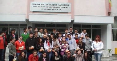 Stire din Politică-Administrație : Elevi ai Liceului "Ion Bănescu", voluntari într-un proiect social
