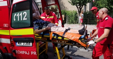 SCENE DE GROAZĂ. FEMEIE ÎNJUNGHIATĂ ÎN TORACE, ÎN PLINĂ STRADĂ / Galerie foto - 3