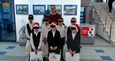 Stire din Social : Sărbătorile vin! Copiii de la "Micul Rotterdam" au colindat redacția "Cuget Liber"
