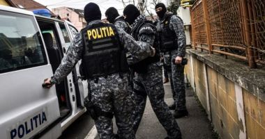 Stire din Eveniment : Cercetați pentru TRAFIC DE MINORI, PROXENETISM și deținere de DROGURI DE RISC