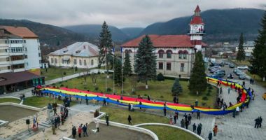 Unirea Principatelor Române / Drapel lung de 100 metri, purtat pe braţe de elevi pe străzi