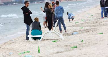 Galerie foto. Au trecut vandalii! Haos pe plaje după minivacanța de 1 Mai - 2