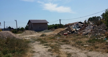 Turism printre gunoaie și resturi  de construcții, la 2 Mai. "Este păcat de toate frumusețile acestea!" - 3