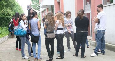 Stire din Cultură-Educație : Semnal de alarmă. Abandonul școlar ar putea crește din cauza nedecontării abonamentelor pentru elevi