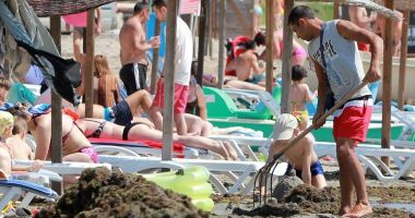 Tone de alge, pe plajele românești. "E o barbarie să muncești la furcă în mileniul III!" - 2
