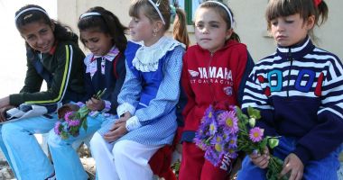 Stire din Cultură-Educație : Când se întorc elevii în bănci și câte vacanțe vor avea anul viitor