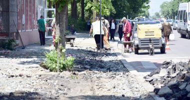 Stire din Social : "Dar noi unde mai parcăm?". Primăria Constanța asfaltează trotuarele din cartiere