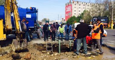 Crater în mijlocul intersecției  din Tomis III. O avarie la conducta  de apă a săpat un șanț un șosea - 4