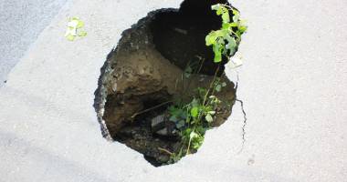 Crater în mijlocul intersecției  din Tomis III. O avarie la conducta  de apă a săpat un șanț un șosea - 2