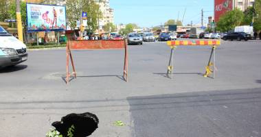 Crater în mijlocul intersecției  din Tomis III. O avarie la conducta  de apă a săpat un șanț un șosea - 3