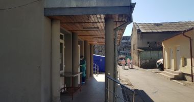 Stire din Social : Autoritățile golesc spitalele de pacienții fără urgențe și fac loc pentru cei infectați