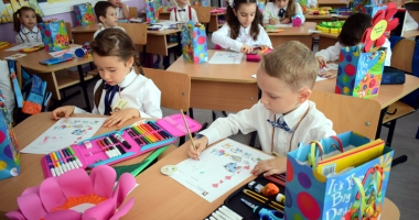 Stire din Cultură-Educație : Auxiliarele întărâtă spiritele. "Elevii de clasa a V-a, sacrificați în ultimii cinci ani!"