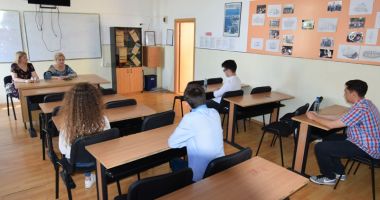 Stire din Cultură-Educație : Mari emoții la examenul de bacalaureat. Astăzi încep probele scrise