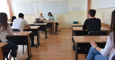 Stire din Social : "Este inuman să susții probele scrise în căldura din iulie!"