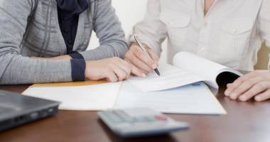 Stire din Social : Se luptă cu disperare pentru casă. Au chemat banca în instanță!