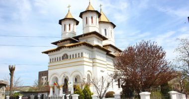 Cruci, tămâie, lumânări. Constanța - orașul cu biserici la tot pasul - 2