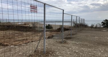 Stire din Social : Bloc cu opt etaje, chiar în buza falezei. „Vom ieşi să protestăm!”