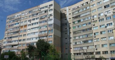 Stire din Social : Blocurile comuniste, șubrezite de modificările din apartamente. "Ce-o fi, o fi, Dumnezeu cu mila!"