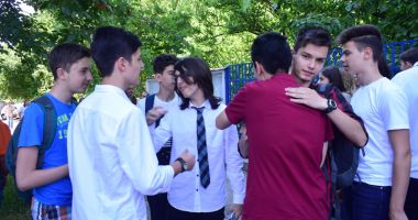 Stire din Cultură-Educație : "Bursele de merit, jenante!  Mai bine să nu își mai bată joc de ei!"